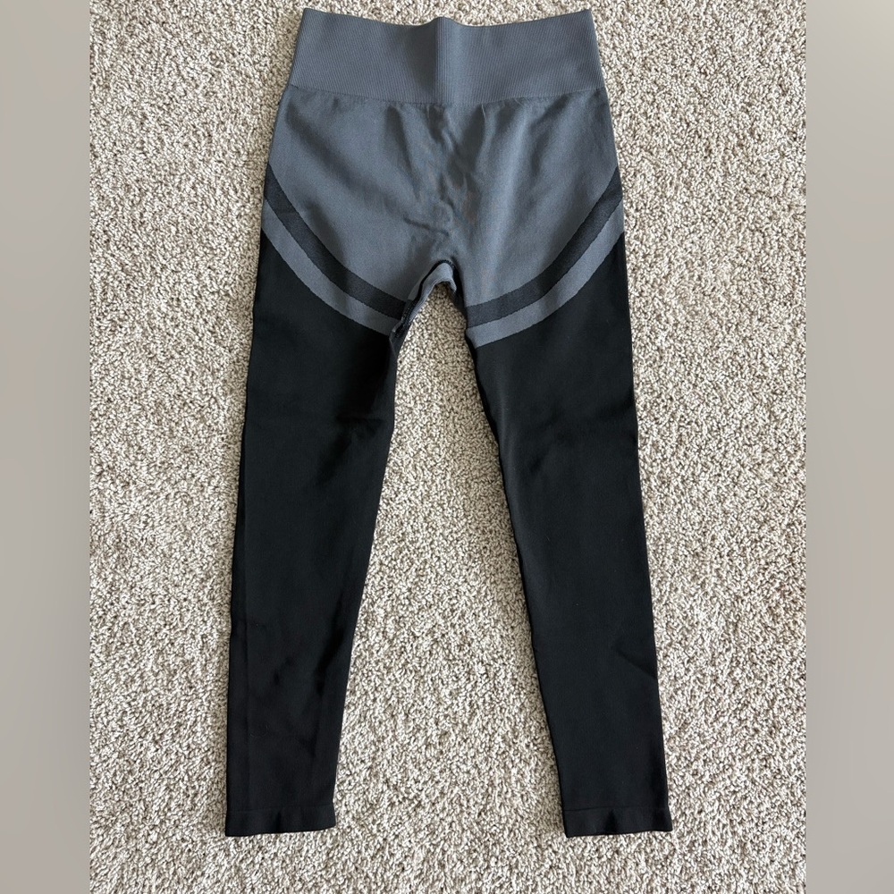 Workout leggings black and grey scrunch
